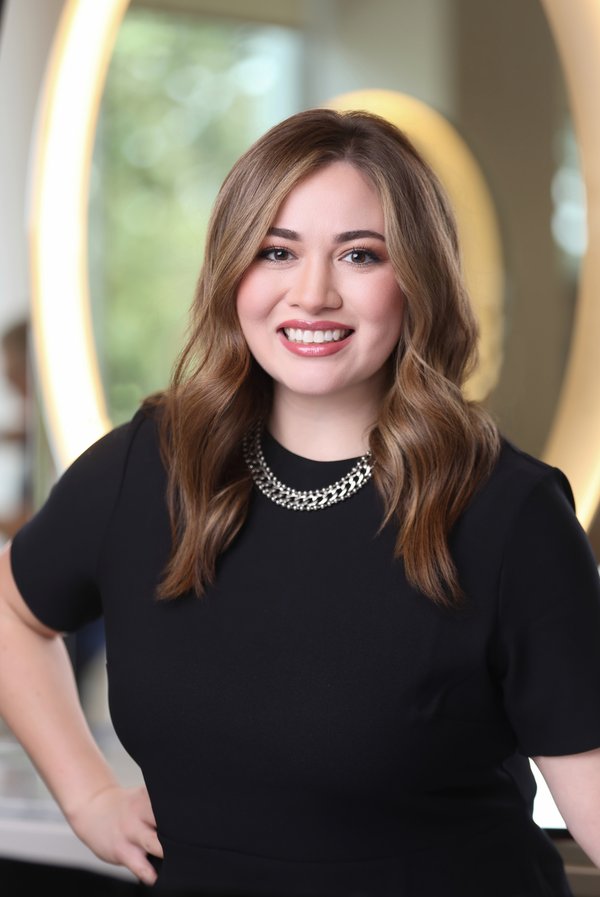 Dominique Dionisio - Professional Hair Stylist